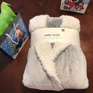 NWT - Anne Klein long sleeve wrap robe